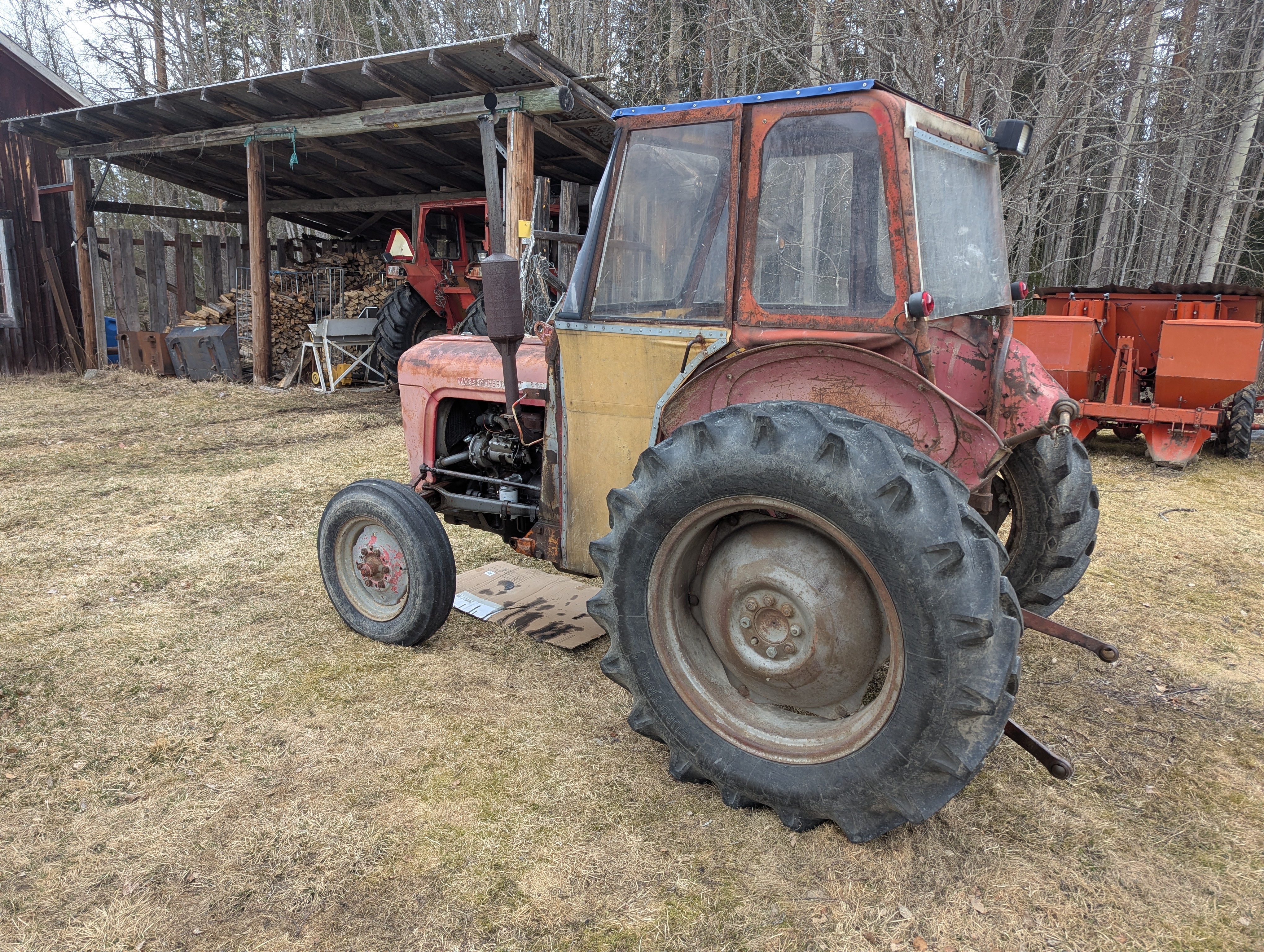 Traktor som används vid potatisodling